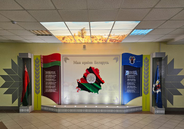 Оформление школьного холла патриотической инсталляцией с госсимволикой